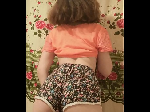 ❤️ Keçika ciwan a seksî li ber kamerayê kurtanên xwe ji xwe dike ️ Porno li me ️❤