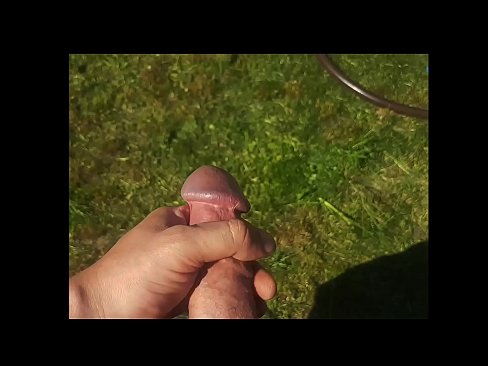 ❤️ Keçika germ di bexçeyek havînê de pisîka xwe ya pembe diqelişe û bi şuştinê dixe. ️ Porno li me ️❤