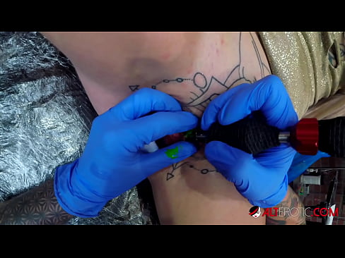 ❤️ Keçika pir tattookirî Sully Savage tattooek li ser klîtorê xwe kir. ️ Porno li me ️❤